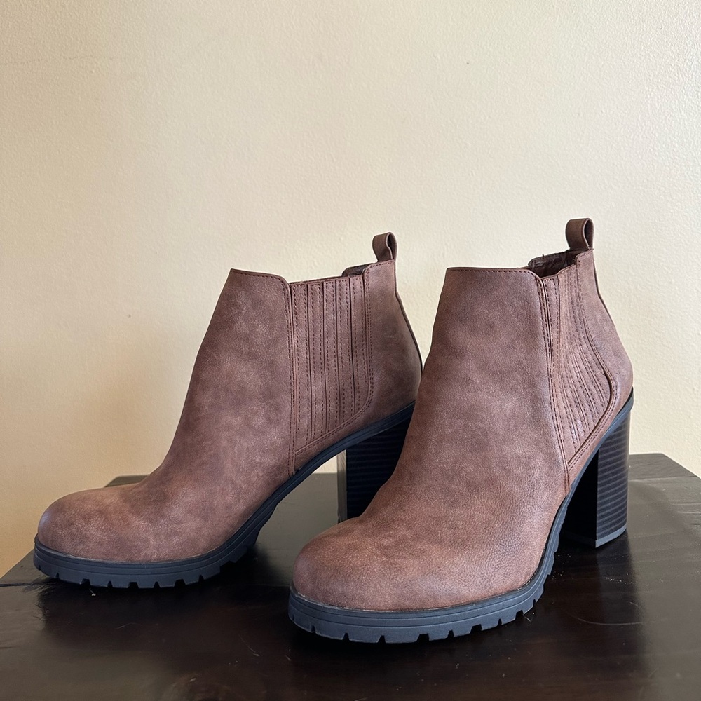 Sam & Libby Faux Leather Deanna Chunky Heel Booties Tread Soles Women's 9.5